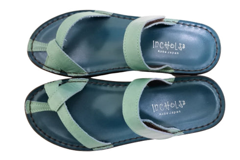 【インコルジェ8825 ブルー】甲ストラップで、足元をしっかり安定させるトングサンダル