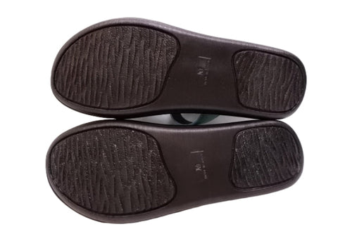 【インコルジェ8825 ブルー】甲ストラップで、足元をしっかり安定させるトングサンダル