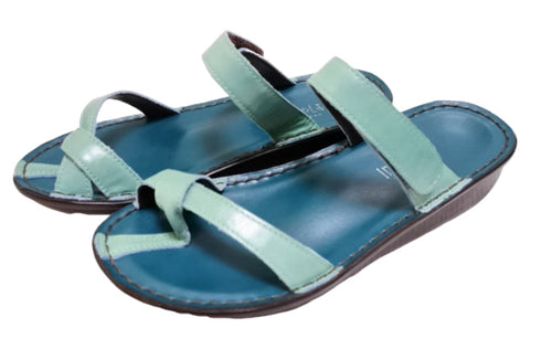 【インコルジェ8825 ブルー】甲ストラップで、足元をしっかり安定させるトングサンダル