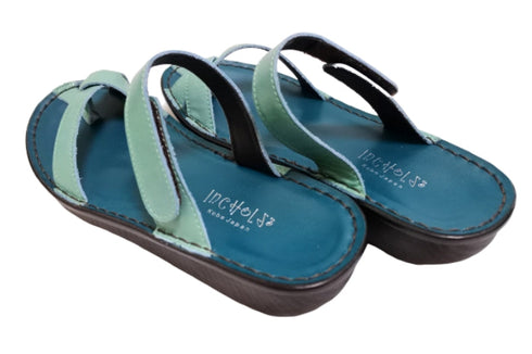【インコルジェ8825 ブルー】甲ストラップで、足元をしっかり安定させるトングサンダル