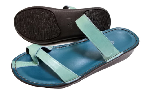 【インコルジェ8825 ブルー】甲ストラップで、足元をしっかり安定させるトングサンダル