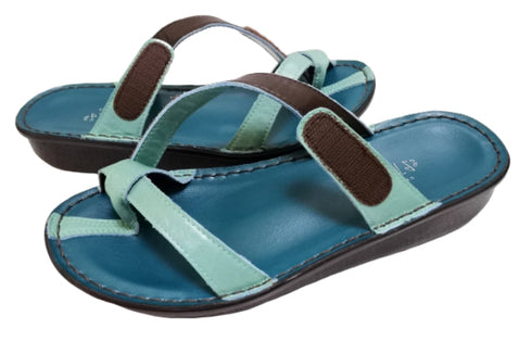 【インコルジェ8825 ブルー】甲ストラップで、足元をしっかり安定させるトングサンダル
