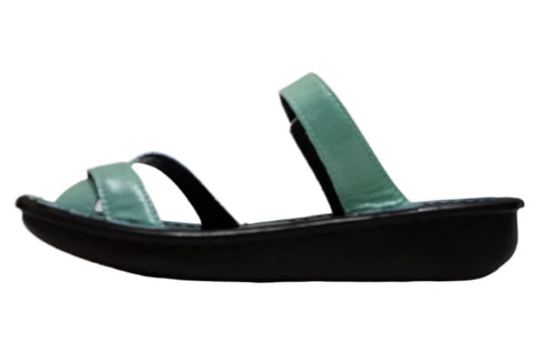 【インコルジェ8825 ブルー】甲ストラップで、足元をしっかり安定させるトングサンダル