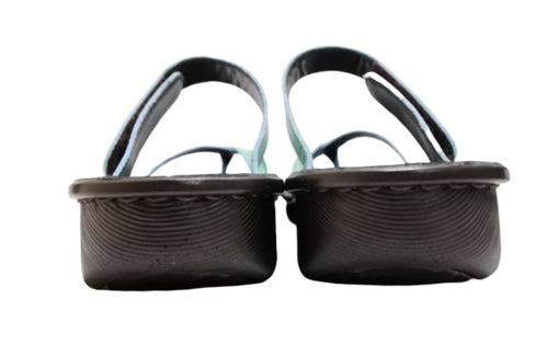 【インコルジェ8825 ブルー】甲ストラップで、足元をしっかり安定させるトングサンダル