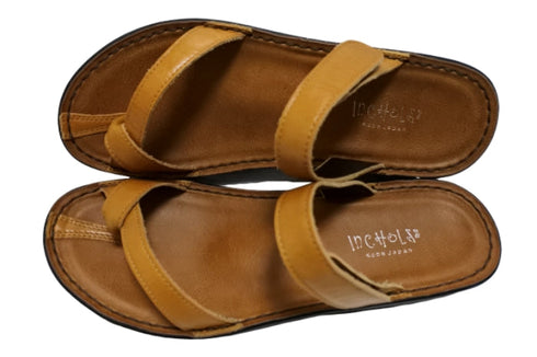 【インコルジェ8825 キャメル】甲ストラップで、足元をしっかり安定させるトングサンダル