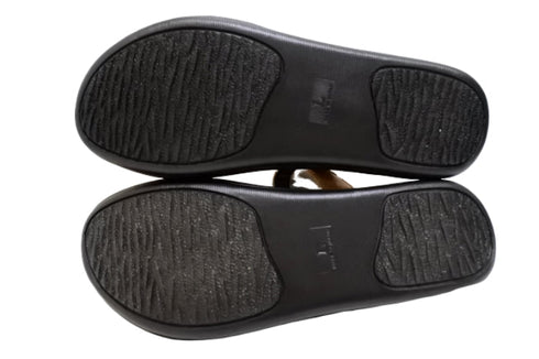 【インコルジェ8825 キャメル】甲ストラップで、足元をしっかり安定させるトングサンダル