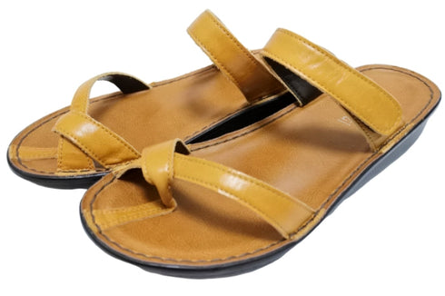 【インコルジェ8825 キャメル】甲ストラップで、足元をしっかり安定させるトングサンダル