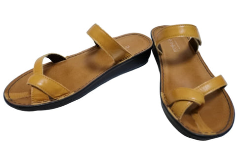 【インコルジェ8825 キャメル】甲ストラップで、足元をしっかり安定させるトングサンダル