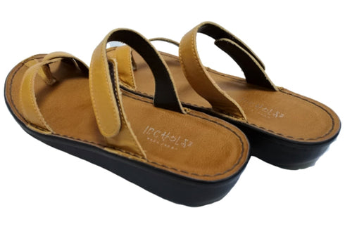 【インコルジェ8825 キャメル】甲ストラップで、足元をしっかり安定させるトングサンダル