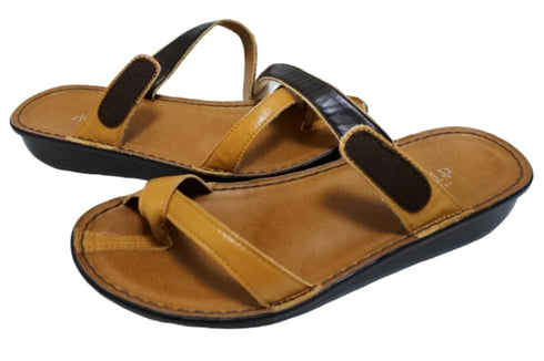 【インコルジェ8825 キャメル】甲ストラップで、足元をしっかり安定させるトングサンダル