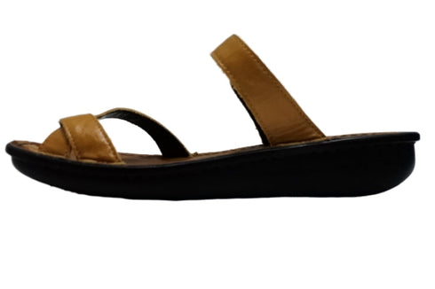 【インコルジェ8825 キャメル】甲ストラップで、足元をしっかり安定させるトングサンダル