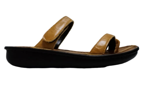 【インコルジェ8825 キャメル】甲ストラップで、足元をしっかり安定させるトングサンダル