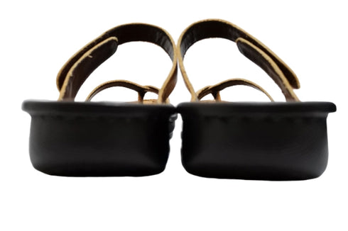 【インコルジェ8825 キャメル】甲ストラップで、足元をしっかり安定させるトングサンダル