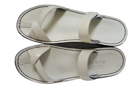 【インコルジェ8825 グレージュ】甲ストラップで、足元をしっかり安定させるトングサンダル