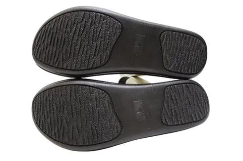 【インコルジェ8825 グレージュ】甲ストラップで、足元をしっかり安定させるトングサンダル