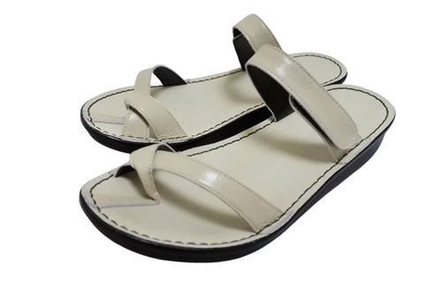 【インコルジェ8825 グレージュ】甲ストラップで、足元をしっかり安定させるトングサンダル