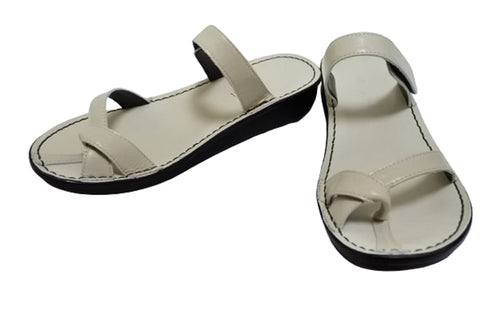 【インコルジェ8825 グレージュ】甲ストラップで、足元をしっかり安定させるトングサンダル