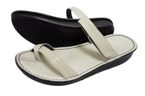 【インコルジェ8825 グレージュ】甲ストラップで、足元をしっかり安定させるトングサンダル