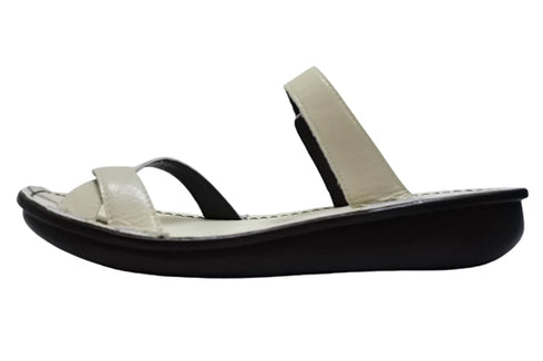 【インコルジェ8825 グレージュ】甲ストラップで、足元をしっかり安定させるトングサンダル