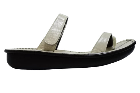 【インコルジェ8825 グレージュ】甲ストラップで、足元をしっかり安定させるトングサンダル