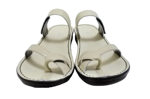 【インコルジェ8825 グレージュ】甲ストラップで、足元をしっかり安定させるトングサンダル