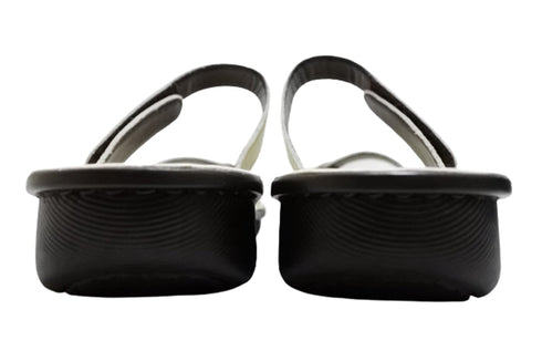 【インコルジェ8825 グレージュ】甲ストラップで、足元をしっかり安定させるトングサンダル