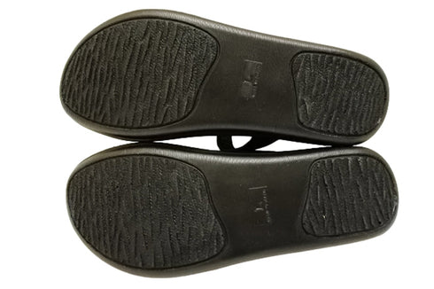 【インコルジェ8825 ネイビー】甲ストラップで、足元をしっかり安定させるトングサンダル