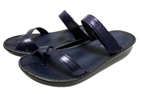 【インコルジェ8825 ネイビー】甲ストラップで、足元をしっかり安定させるトングサンダル