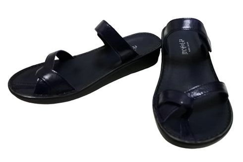 【インコルジェ8825 ネイビー】甲ストラップで、足元をしっかり安定させるトングサンダル