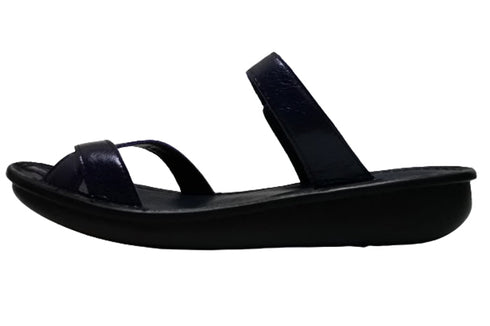 【インコルジェ8825 ネイビー】甲ストラップで、足元をしっかり安定させるトングサンダル