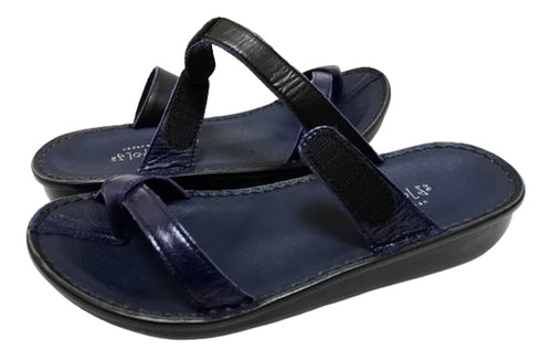 【インコルジェ8825 ネイビー】甲ストラップで、足元をしっかり安定させるトングサンダル