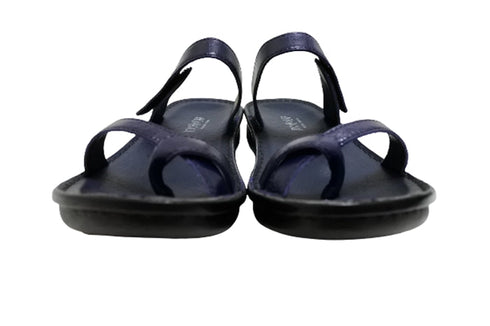 【インコルジェ8825 ネイビー】甲ストラップで、足元をしっかり安定させるトングサンダル