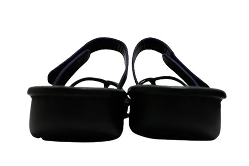 【インコルジェ8825 ネイビー】甲ストラップで、足元をしっかり安定させるトングサンダル