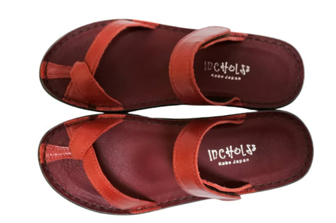【インコルジェ8825 レッド】甲ストラップで、足元をしっかり安定させるトングサンダル