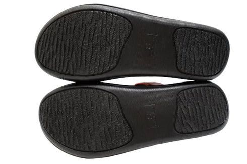 【インコルジェ8825 レッド】甲ストラップで、足元をしっかり安定させるトングサンダル