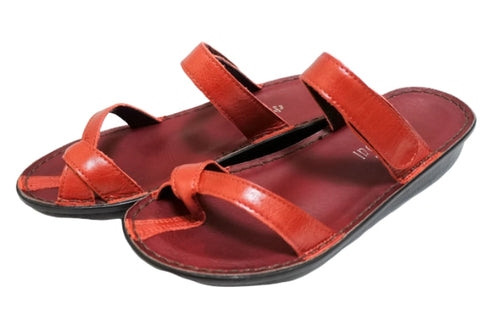 【インコルジェ8825 レッド】甲ストラップで、足元をしっかり安定させるトングサンダル