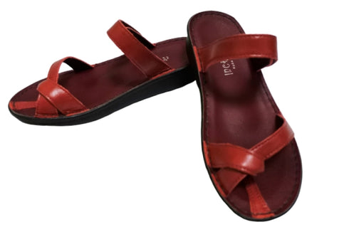 【インコルジェ8825 レッド】甲ストラップで、足元をしっかり安定させるトングサンダル