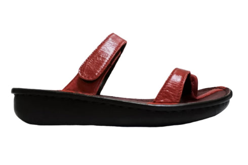 【インコルジェ8825 レッド】甲ストラップで、足元をしっかり安定させるトングサンダル