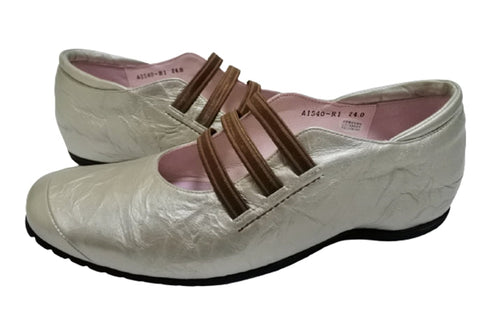 【…AShiOtO A1540 アイボリーメタル】本革超軽量ゴムストラップシューズ