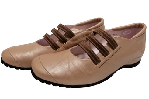 【…AShiOtO A1540 ピンクベージュメタル】本革超軽量ゴムストラップシューズ