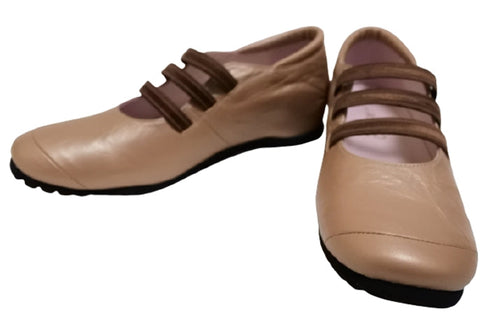 【…AShiOtO A1540 ピンクベージュメタル】本革超軽量ゴムストラップシューズ