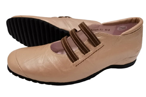 【…AShiOtO A1540 ピンクベージュメタル】本革超軽量ゴムストラップシューズ