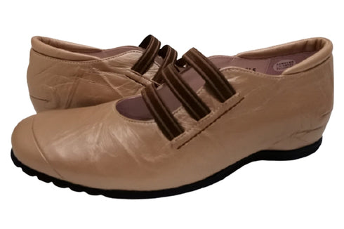 【…AShiOtO A1540 ピンクベージュメタル】本革超軽量ゴムストラップシューズ