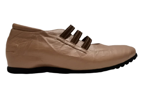 【…AShiOtO A1540 ピンクベージュメタル】本革超軽量ゴムストラップシューズ