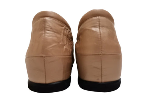 【…AShiOtO A1540 ピンクベージュメタル】本革超軽量ゴムストラップシューズ