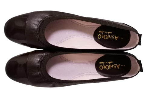 【…AShiOtO A3233 ダークブラウンエナメル】超軽量 牛革ボロネーゼバレエパンプス