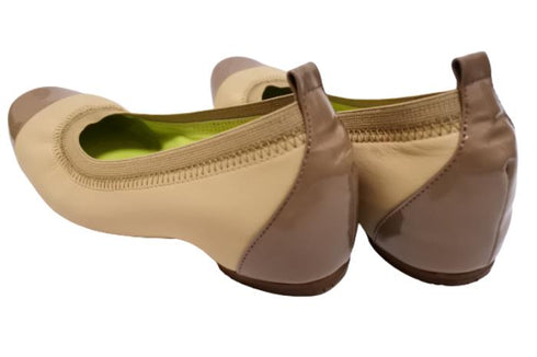 【…AShiOtO A3233 ライトベージュエナメル】超軽量 牛革ボロネーゼバレエパンプス