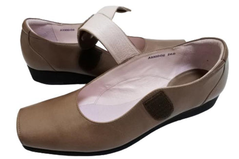 【…AShiOtO A3300 グレージュ】超軽量 本革ストラップシューズ