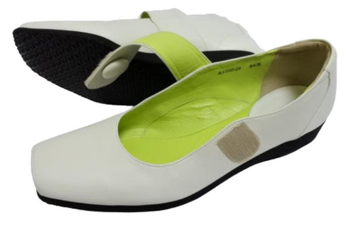 【…AShiOtO A3300 アイボリー】超軽量 本革ストラップシューズ