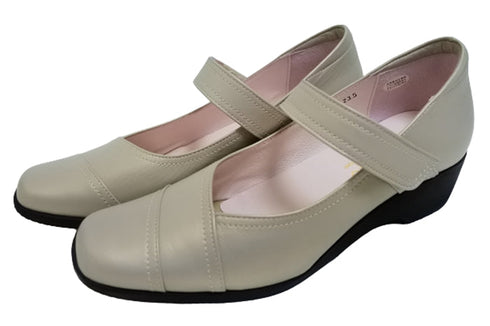 【…AShiOtO A3432 アイボリー】面ファスナーの甲ベルトで脱ぎ履きらくらく本革パンプス